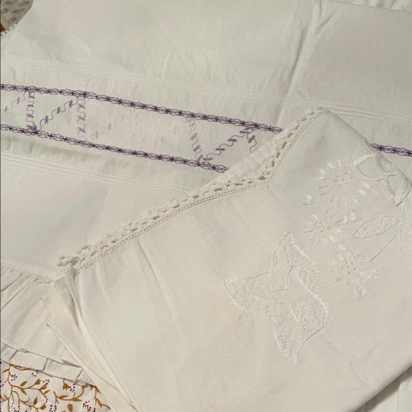 Elegant set of 2 pillowcases, white & purple & white on white Embroidered - Picture 1 of 6